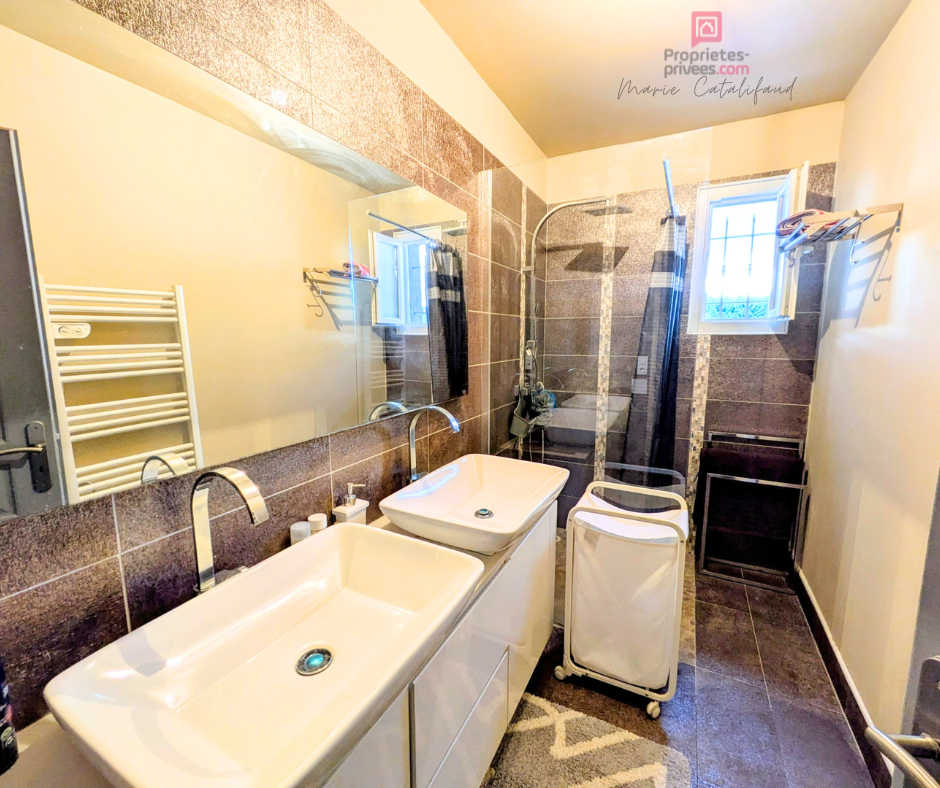 LE MUY Villa de plain-pied avec piscine, 1500 m² de terrain et stationnements multiples 7