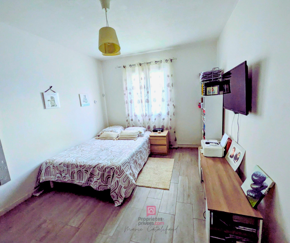 LE MUY Villa de plain-pied avec piscine, 1500 m² de terrain et stationnements multiples 8