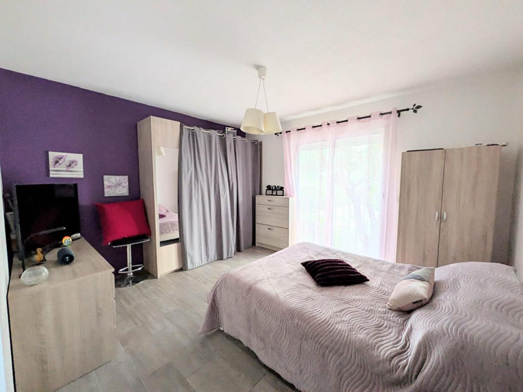 LE MUY Villa de plain-pied avec piscine, 1500 m² de terrain et stationnements multiples 9