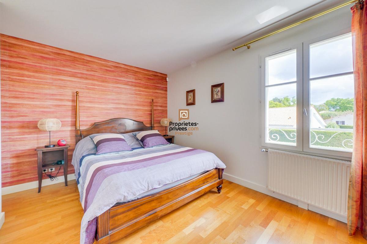 MERIGNAC DEPT 33  Mérignac - Maison d'exception 8 pièce(s) 181 m2 avec jardin paysagé et piscine au sel chauffée 16