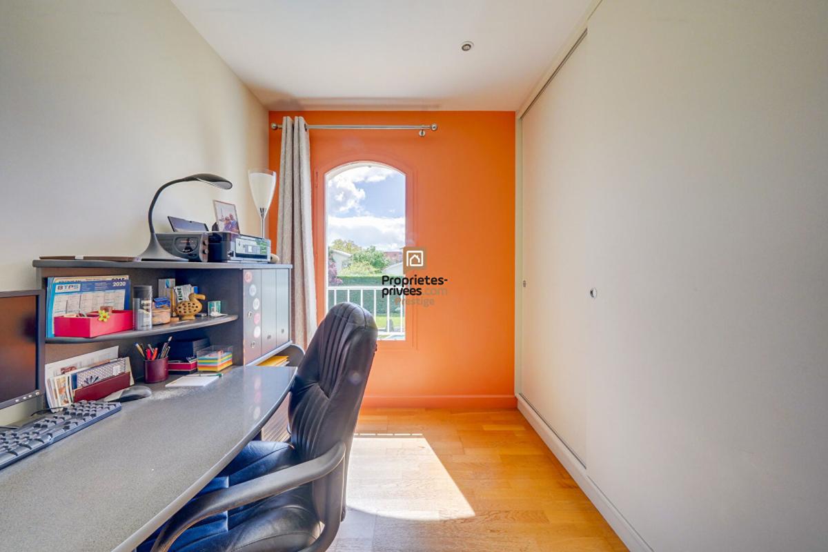 MERIGNAC DEPT 33  Mérignac - Maison d'exception 8 pièce(s) 181 m2 avec jardin paysagé et piscine au sel chauffée 17