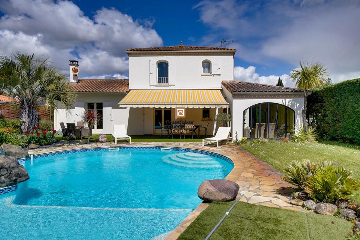 MERIGNAC DEPT 33  Mérignac - Maison d'exception 8 pièce(s) 181 m2 avec jardin paysagé et piscine au sel chauffée 3