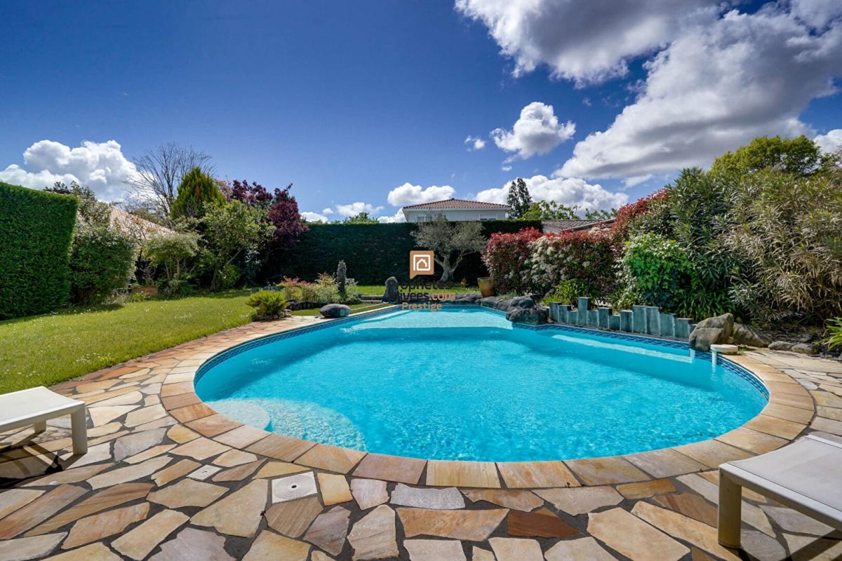 MERIGNAC DEPT 33  Mérignac - Maison d'exception 8 pièce(s) 181 m2 avec jardin paysagé et piscine au sel chauffée 7