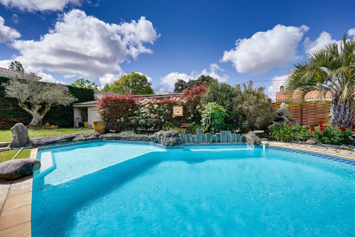 MERIGNAC DEPT 33  Mérignac - Maison d'exception 8 pièce(s) 181 m2 avec jardin paysagé et piscine au sel chauffée 8