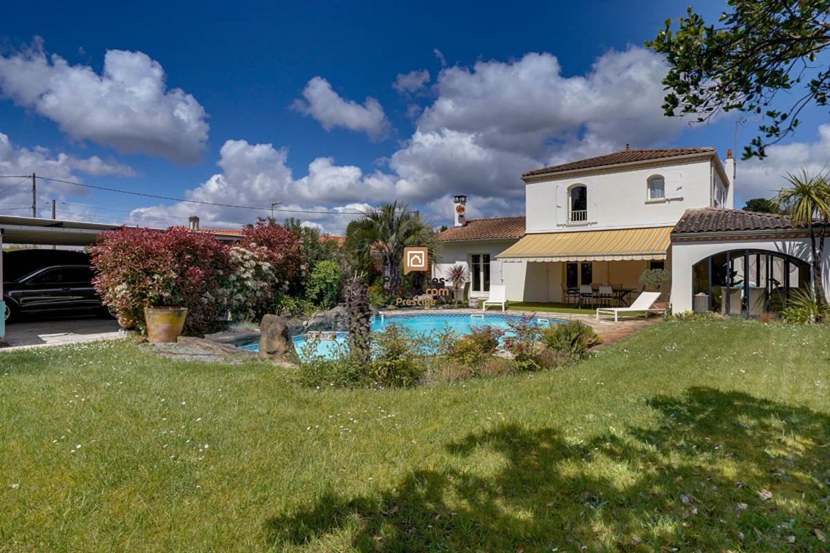 MERIGNAC DEPT 33  Mérignac - Maison d'exception 8 pièce(s) 181 m2 avec jardin paysagé et piscine au sel chauffée 9