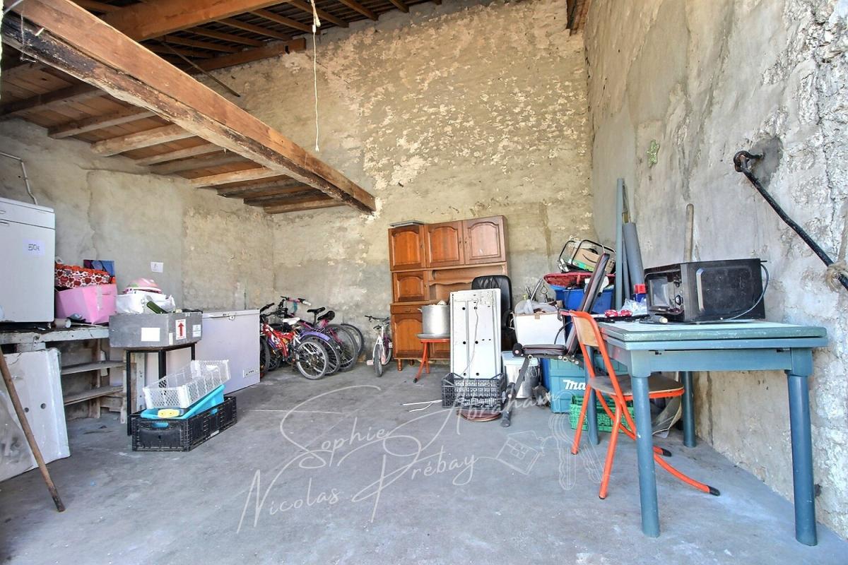 TOURY Maison en pierres avec grand terrain et grange 10