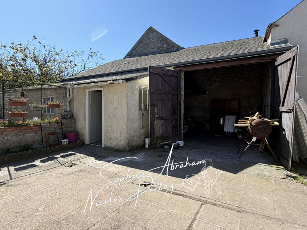 TOURY Maison en pierres avec grand terrain et grange 2