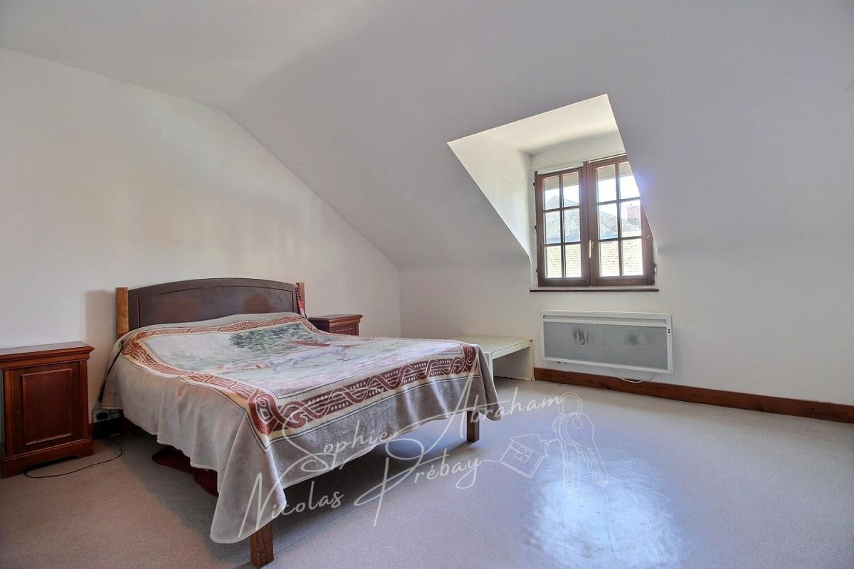 TOURY Maison en pierres avec grand terrain et grange 9