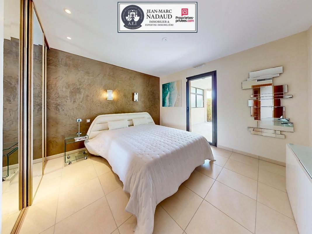 SAINT-RAPHAEL Appartement Saint-Raphaël, T2 de 71m2-terrasse 47m2-Jardin 119m2-Garage 7