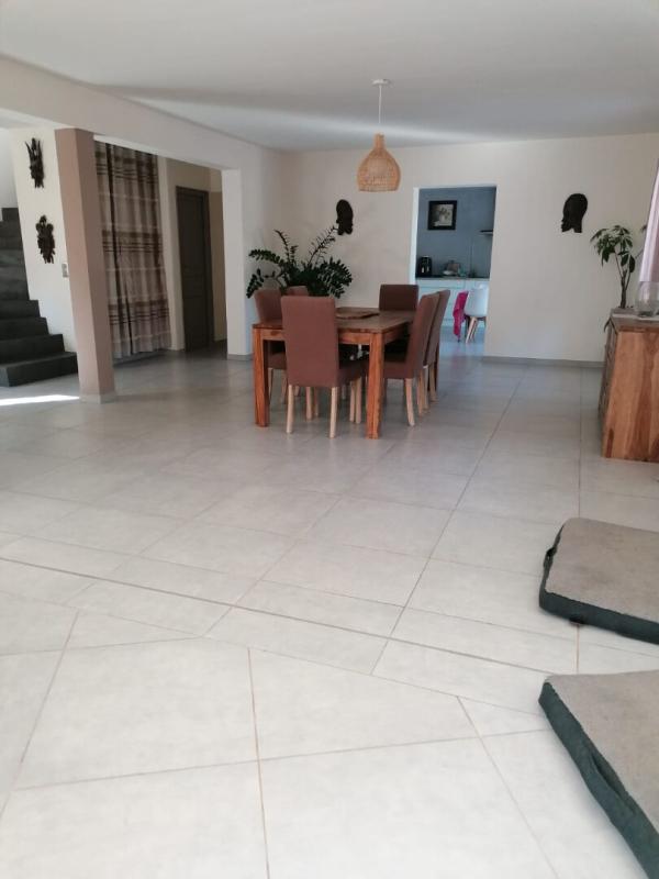 DRAGUIGNAN Superbe propriété familiale avec dépendance, piscine et grand terrain arboré 14