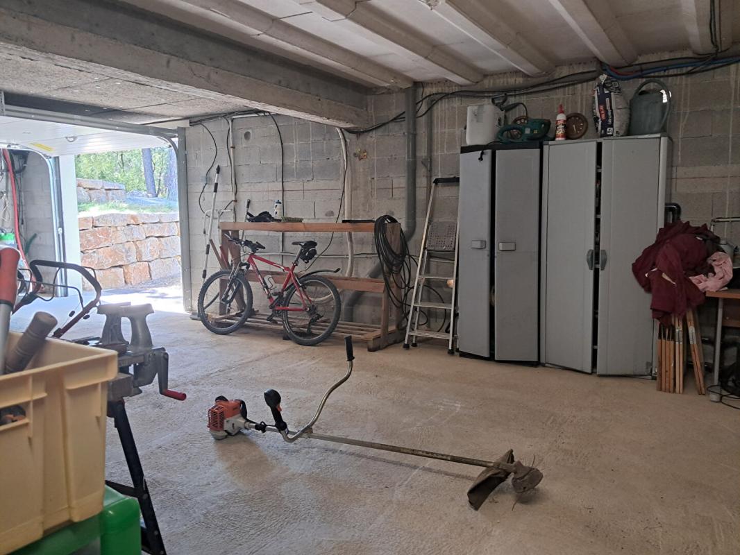 DRAGUIGNAN Superbe propriété familiale avec dépendance, piscine et grand terrain arboré 8