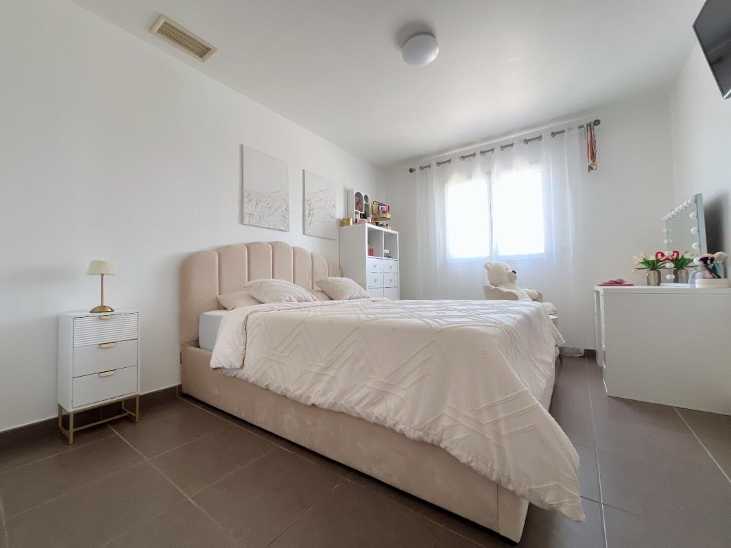 LE SOLER Magnifique maison de 130 m² en R+1 avec piscine sans vis-à-vis dans un secteur recherché et calme 15