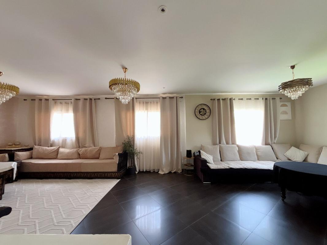 LE SOLER Magnifique maison de 130 m² en R+1 avec piscine sans vis-à-vis dans un secteur recherché et calme 8