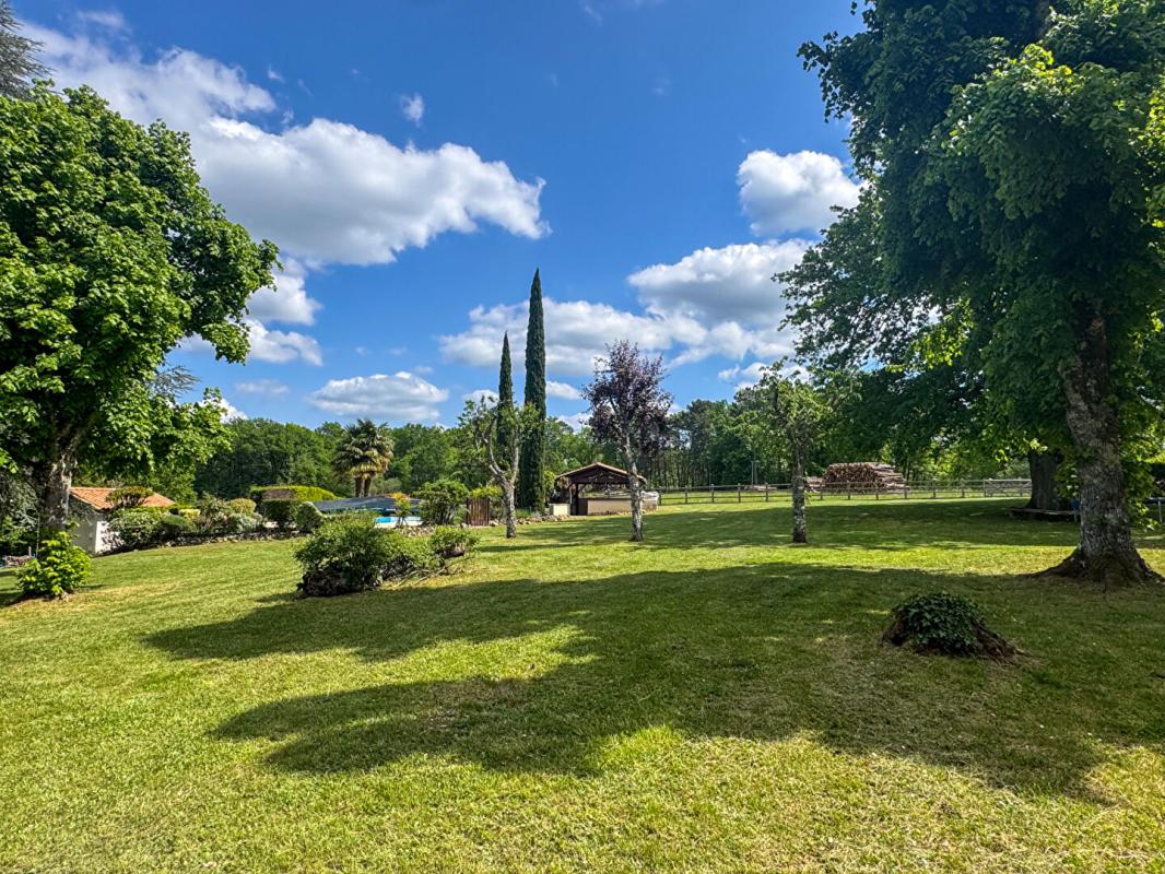 BUSSAC A vendre, superbe propriété en pierre de 245 m² habitable située à BUSSAC 24350 16