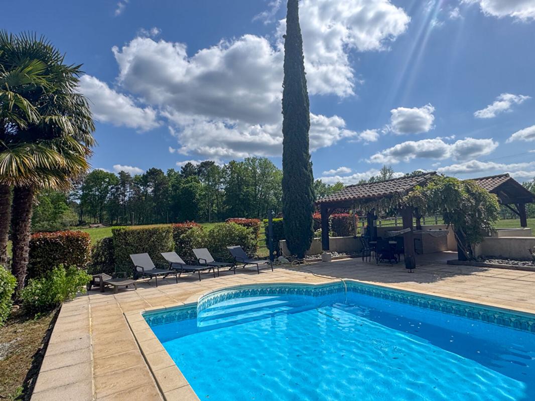 BUSSAC A vendre, superbe propriété en pierre de 245 m² habitable située à BUSSAC 24350 17
