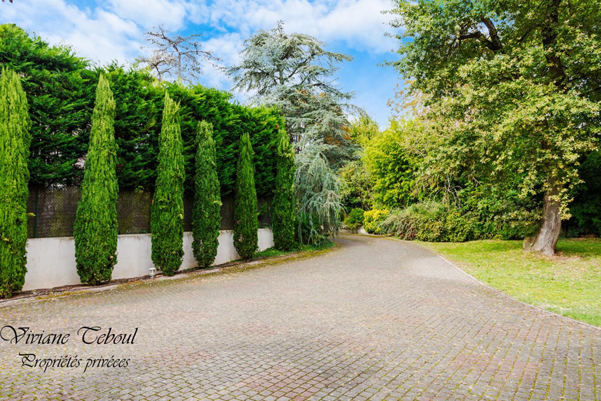 ECULLY Maison Ecully Tronchon.1650000. 7 pièce(s) 286 m2 .5 chambres .terrain 1890m2.piscine.jardin 10