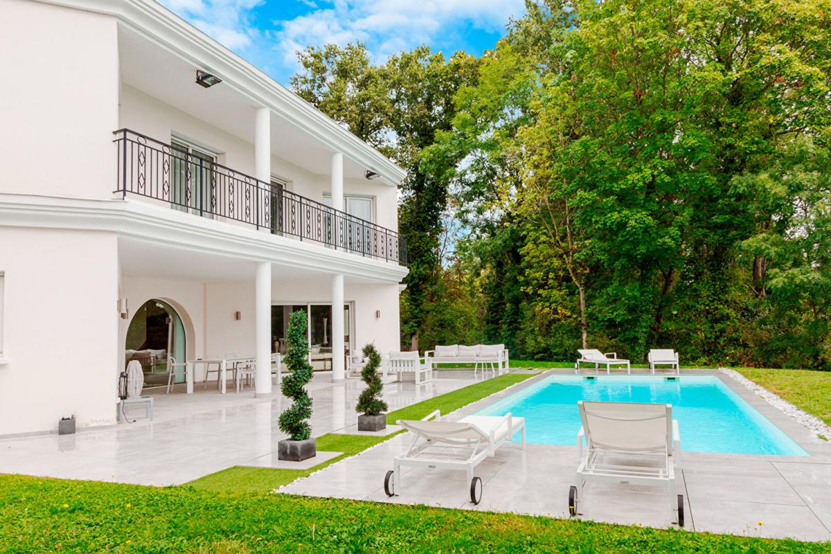 ECULLY Maison Ecully Tronchon.1650000. 7 pièce(s) 286 m2 .5 chambres .terrain 1890m2.piscine.jardin 18