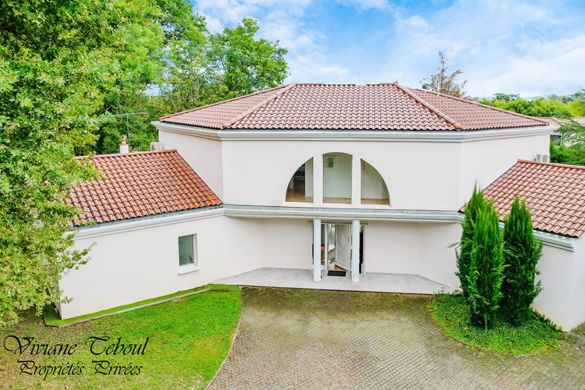 ECULLY Maison Ecully Tronchon.1650000. 7 pièce(s) 286 m2 .5 chambres .terrain 1890m2.piscine.jardin 6