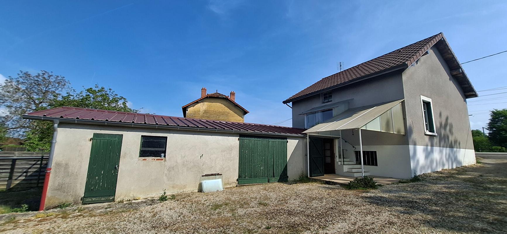 SAINT-JULIEN-SUR-REYSSOUZE Maison en village 70 m2 joli terrain 11