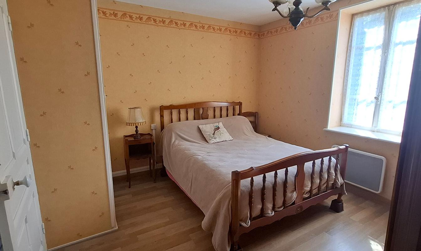 SAINT-JULIEN-SUR-REYSSOUZE Maison en village 70 m2 joli terrain 9