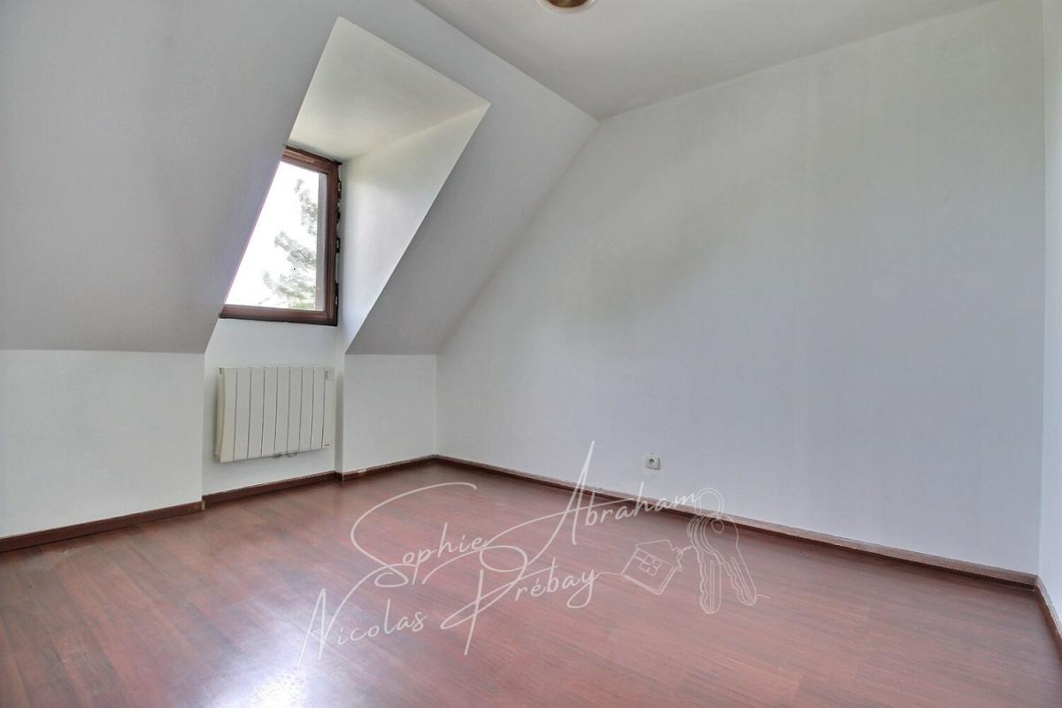 JANVILLE Maison individuelle avec garage et jardin arboré 8