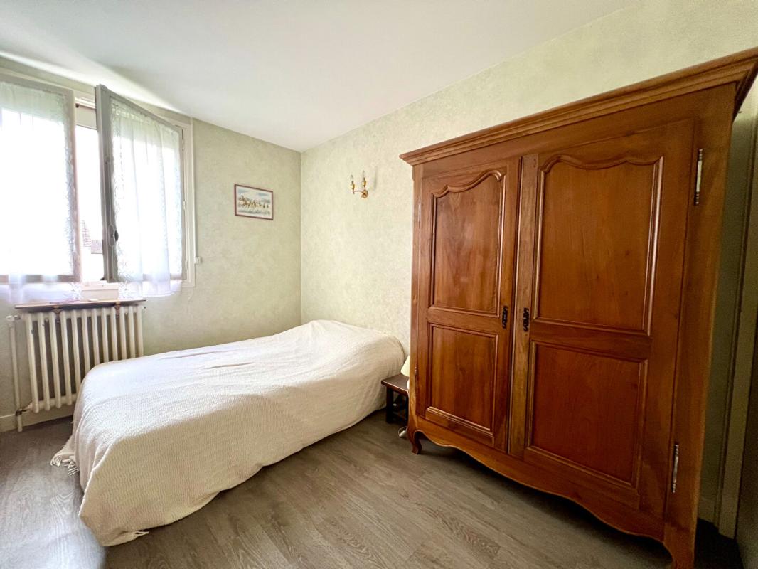 AIGUEPERSE Maison avec jardin, garage et terrain constructible 11