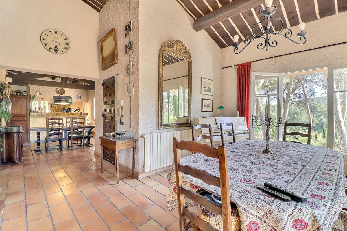 VENTABREN Maison Ventabren 9 pièces 205 m2 - piscine, double garage sur terrain de 2020 m2 5
