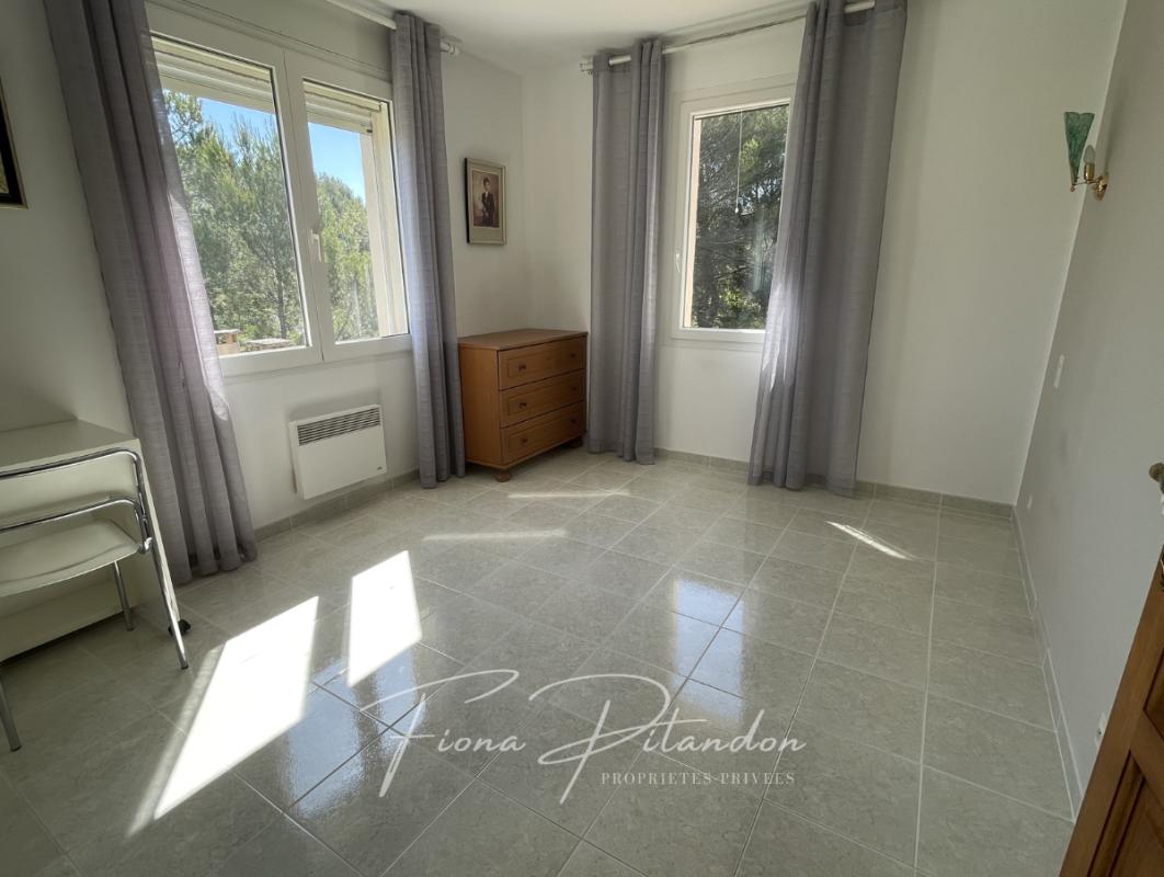 LAURIS Villa lumineuse avec piscine et dépendance sur terrain paysager 10