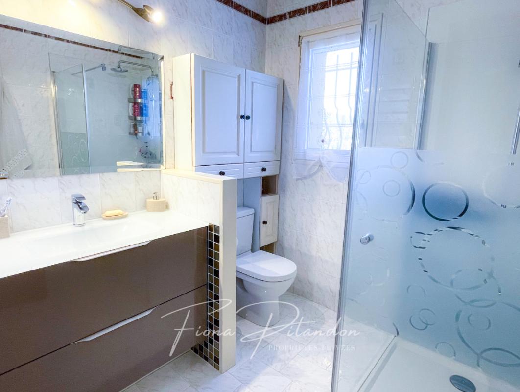 LAURIS Villa lumineuse avec piscine et dépendance sur terrain paysager 12