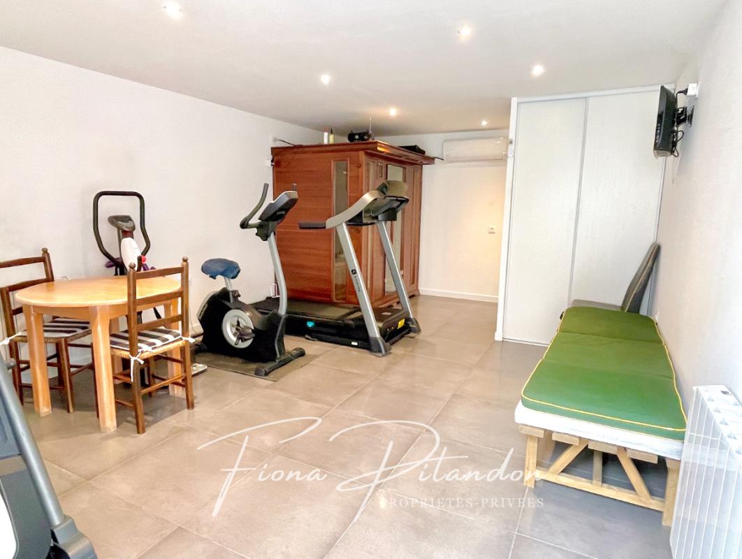 LAURIS Villa lumineuse avec piscine et dépendance sur terrain paysager 14