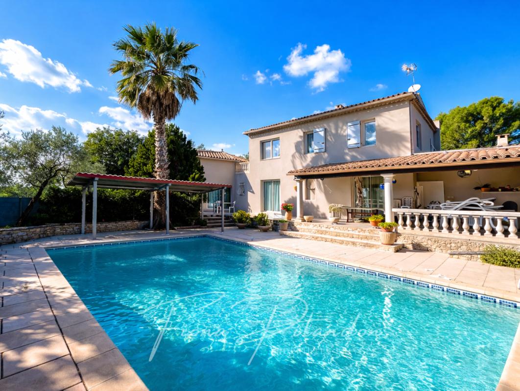 LAURIS Villa lumineuse avec piscine et dépendance sur terrain paysager 15
