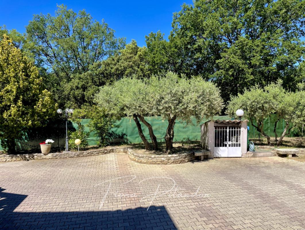 LAURIS Villa lumineuse avec piscine et dépendance sur terrain paysager 3