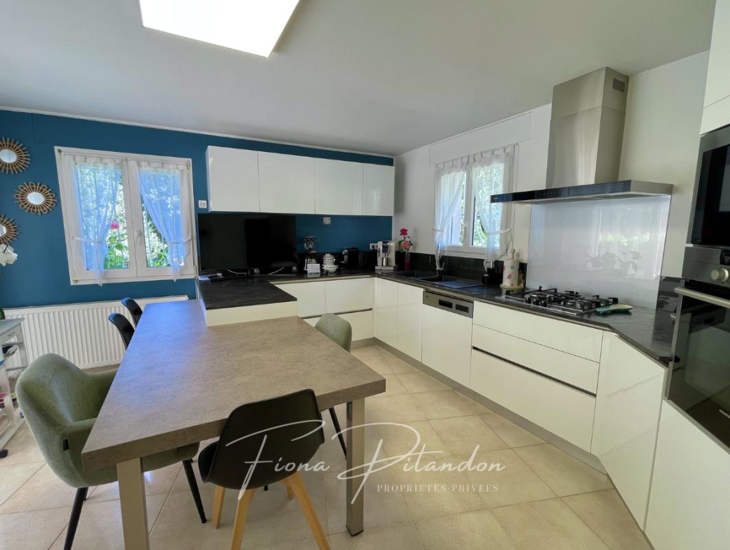 LAURIS Villa lumineuse avec piscine et dépendance sur terrain paysager 5