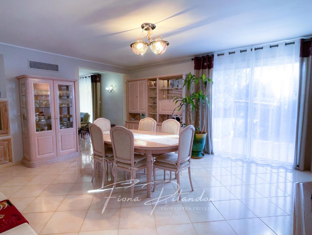 LAURIS Villa lumineuse avec piscine et dépendance sur terrain paysager 6