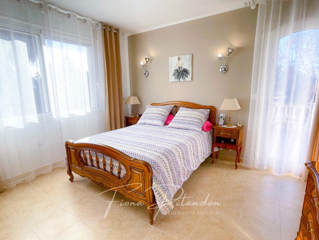 LAURIS Villa lumineuse avec piscine et dépendance sur terrain paysager 8