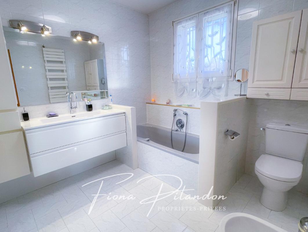 LAURIS Villa lumineuse avec piscine et dépendance sur terrain paysager 9