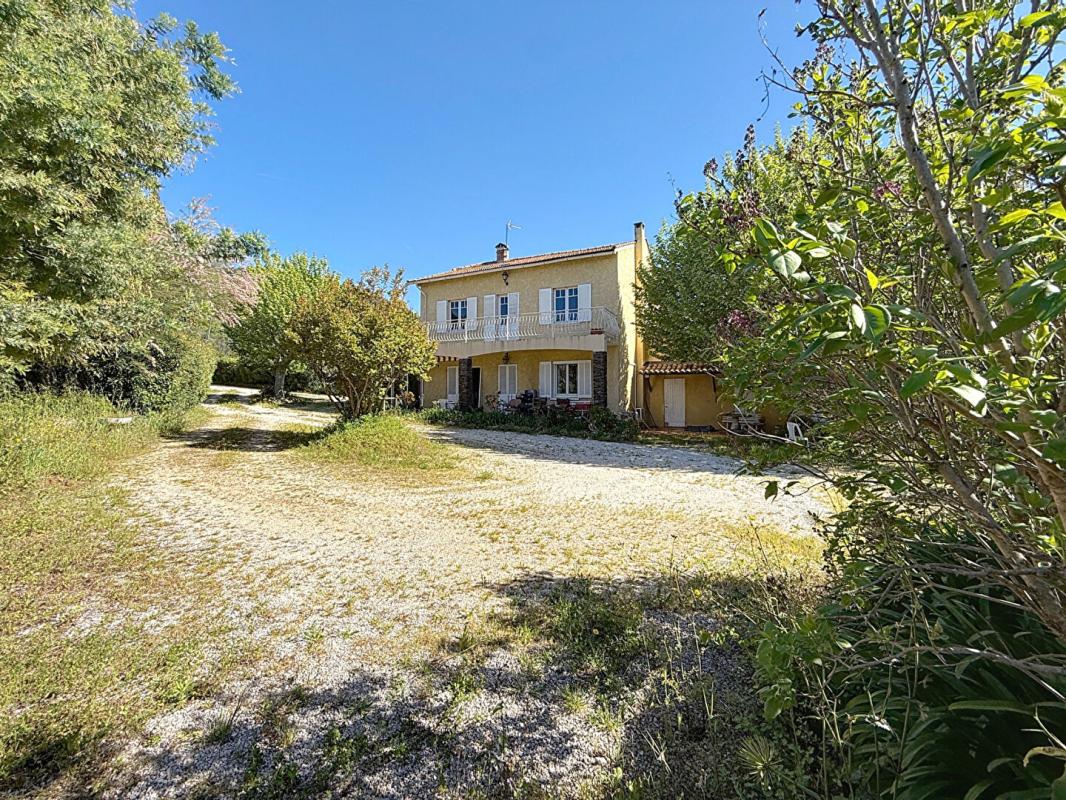 CUERS Cuers ! Propriété de 320 m2 avec garage à rénover 2