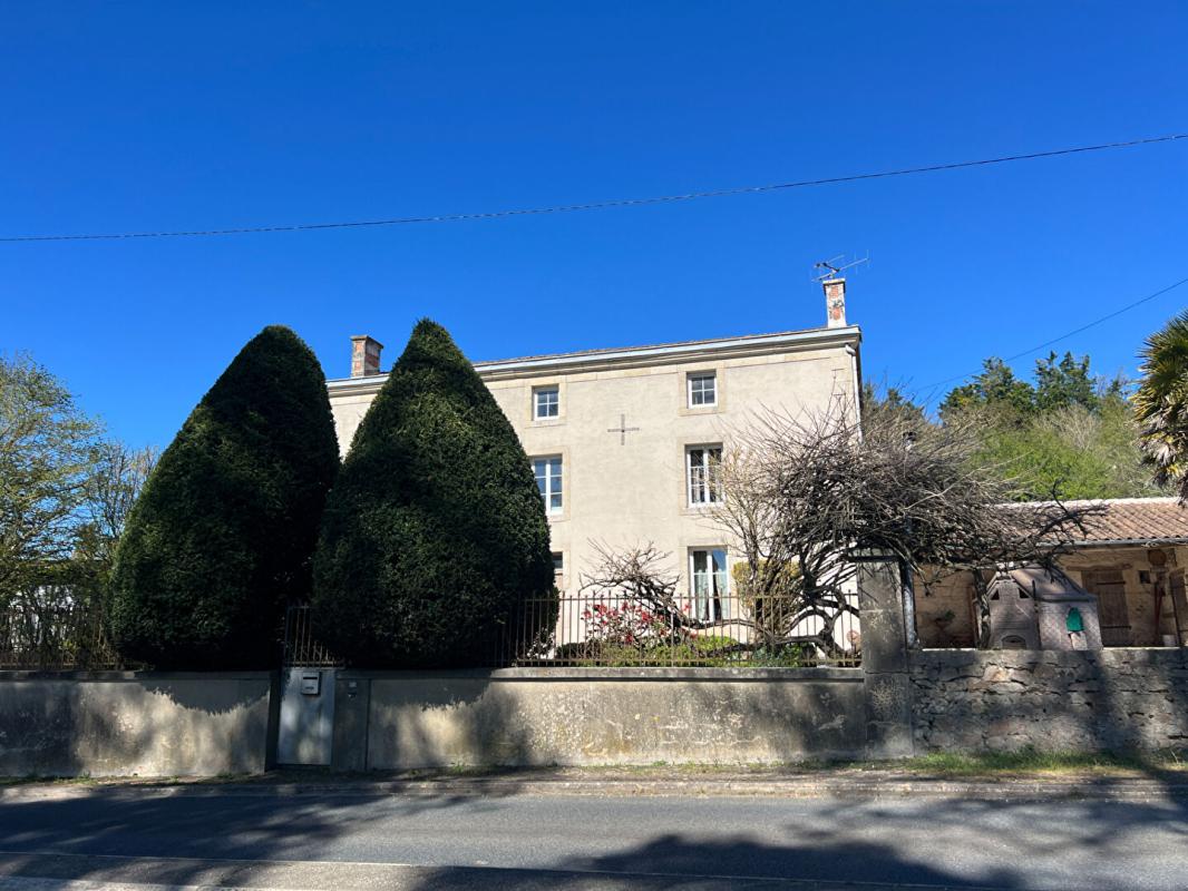 NANTEUIL Maison Nanteuil 6 pièce(s) 215 m2 12