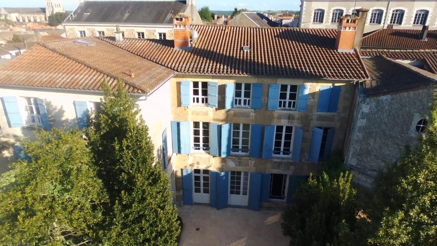SAINT-MAIXENT-L'ECOLE Demeure de prestige Saint Maixent L Ecole 11 pièce(s) 320m2 1
