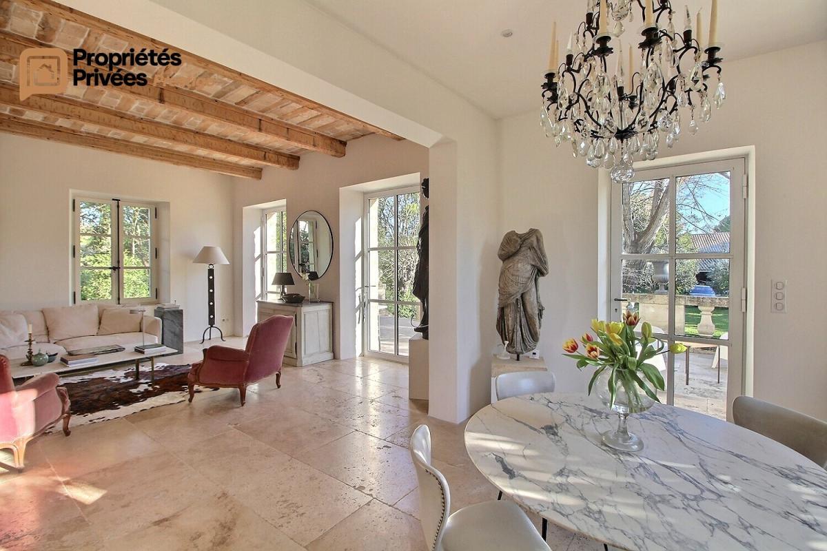 UZES UZES Propriété d'exception en pierre au coeur d'Uzès, dans un écrin de verdure de 1800  m², offrant 423 m² habitables avec 6 chambres 12