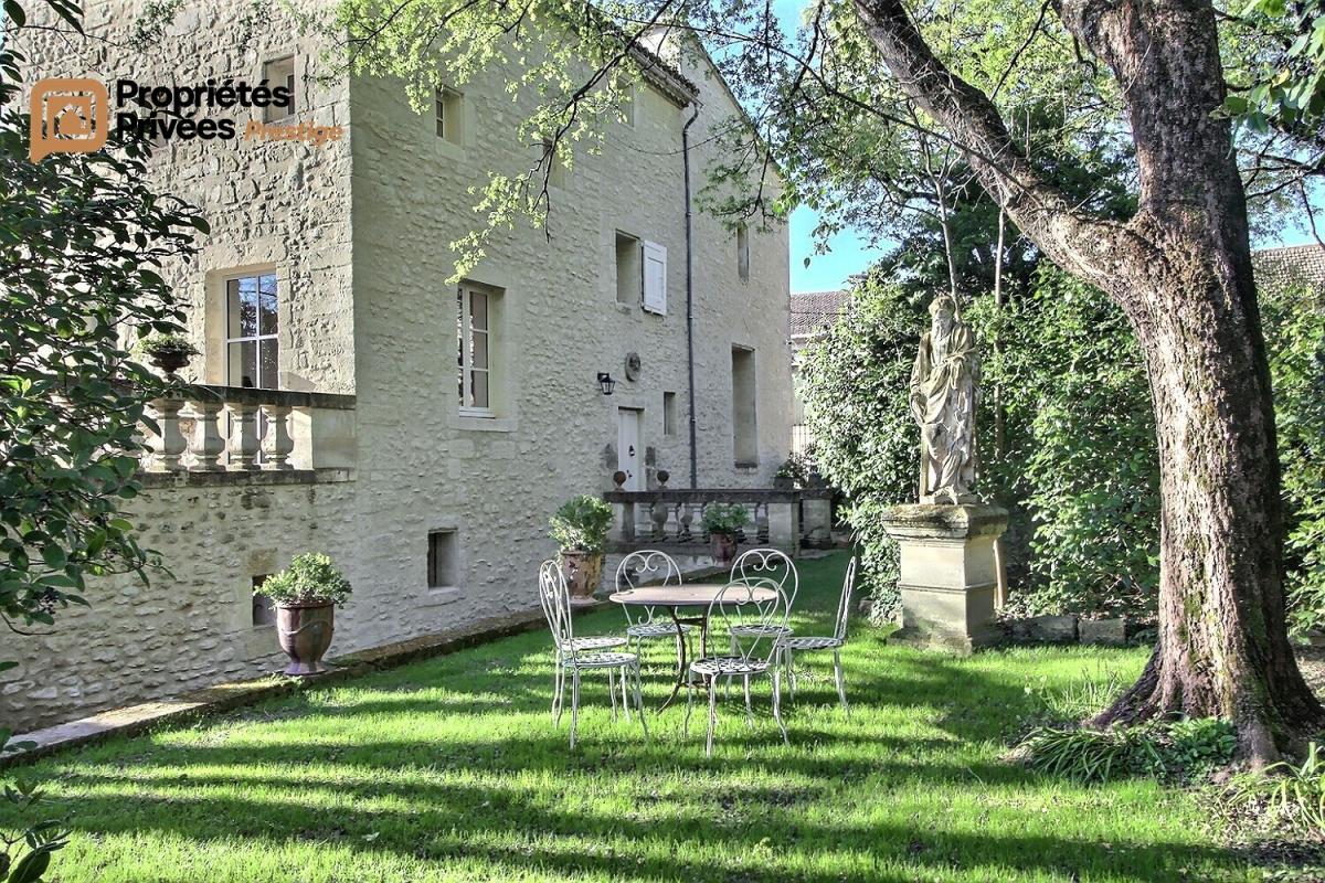 UZES UZES Propriété d'exception en pierre au coeur d'Uzès, dans un écrin de verdure de 1800  m², offrant 423 m² habitables avec 6 chambres 13