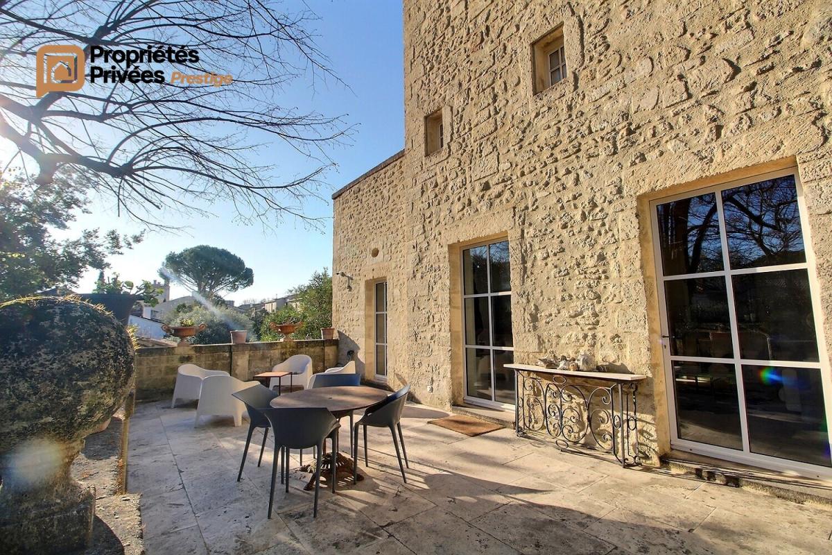 UZES UZES Propriété d'exception en pierre au coeur d'Uzès, dans un écrin de verdure de 1800  m², offrant 423 m² habitables avec 6 chambres 14