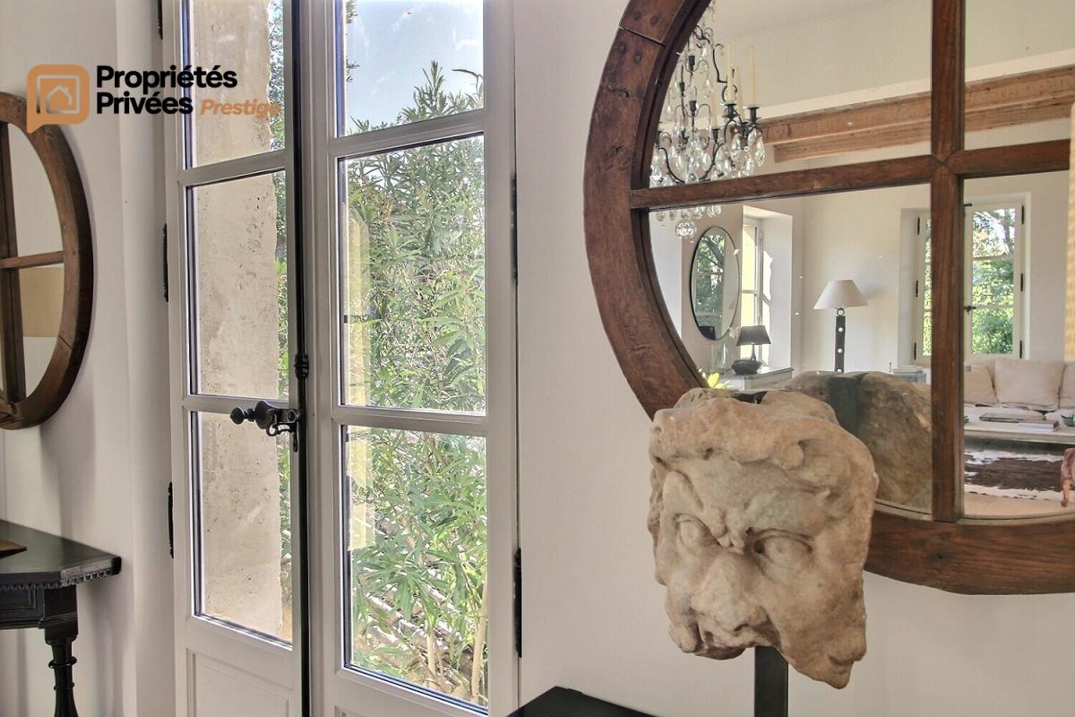 UZES UZES Propriété d'exception en pierre au coeur d'Uzès, dans un écrin de verdure de 1800  m², offrant 423 m² habitables avec 6 chambres 15