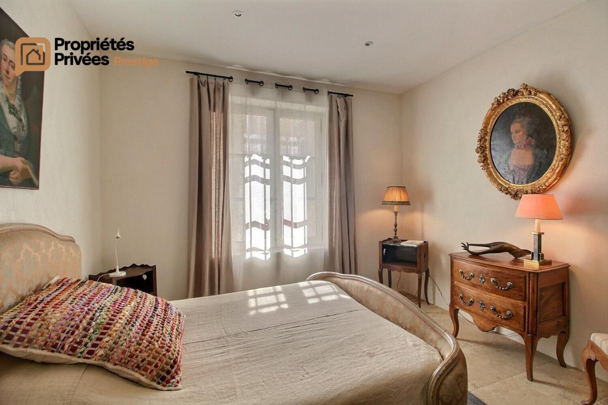 UZES UZES Propriété d'exception en pierre au coeur d'Uzès, dans un écrin de verdure de 1800  m², offrant 423 m² habitables avec 6 chambres 17
