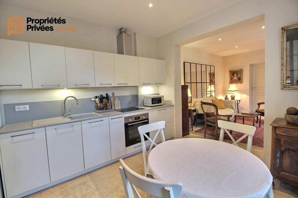 UZES UZES Propriété d'exception en pierre au coeur d'Uzès, dans un écrin de verdure de 1800  m², offrant 423 m² habitables avec 6 chambres 18