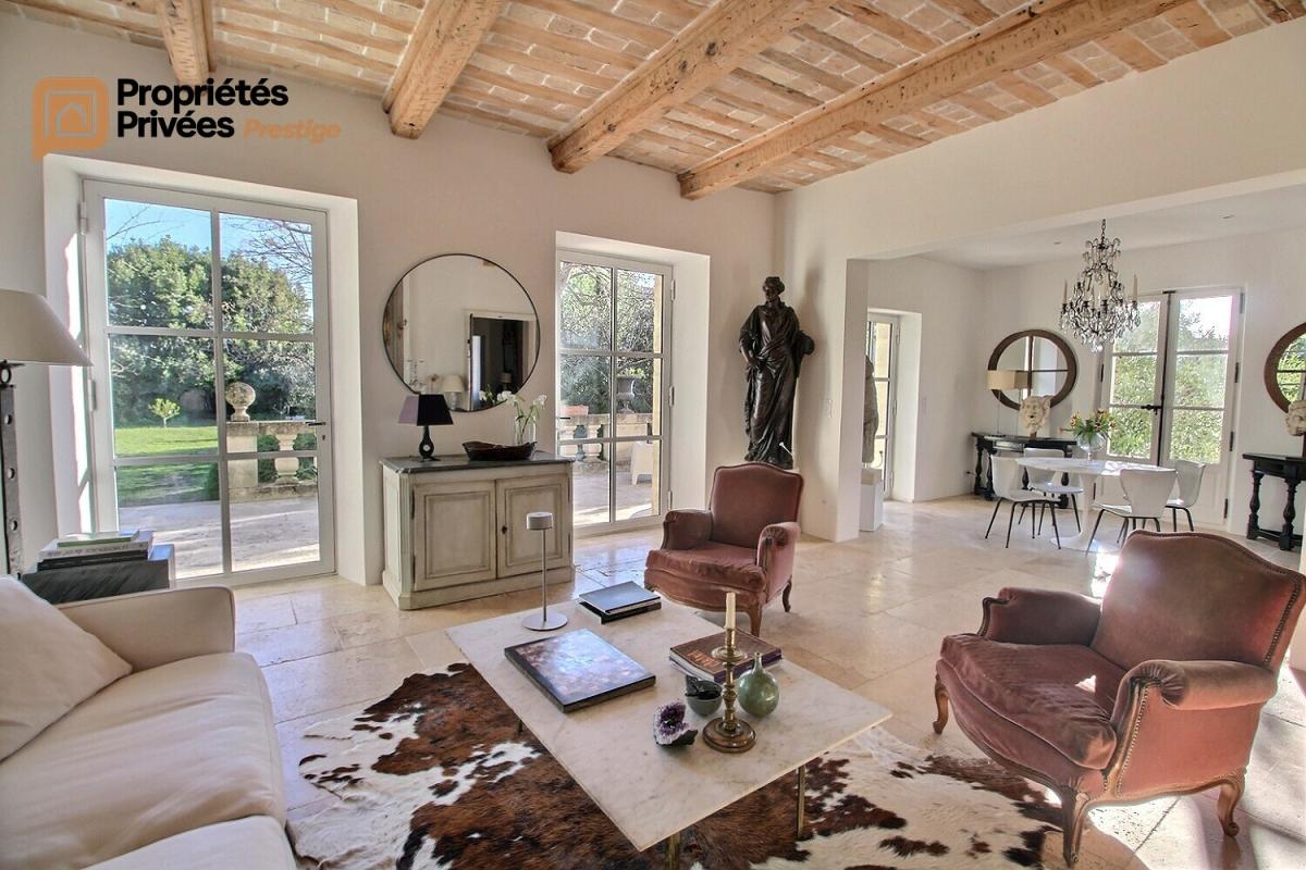 UZES UZES Propriété d'exception en pierre au coeur d'Uzès, dans un écrin de verdure de 1800  m², offrant 423 m² habitables avec 6 chambres 2