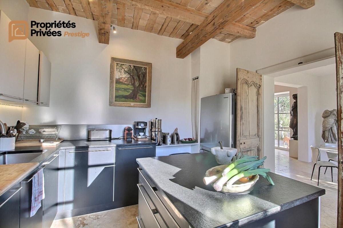 UZES UZES Propriété d'exception en pierre au coeur d'Uzès, dans un écrin de verdure de 1800  m², offrant 423 m² habitables avec 6 chambres 3