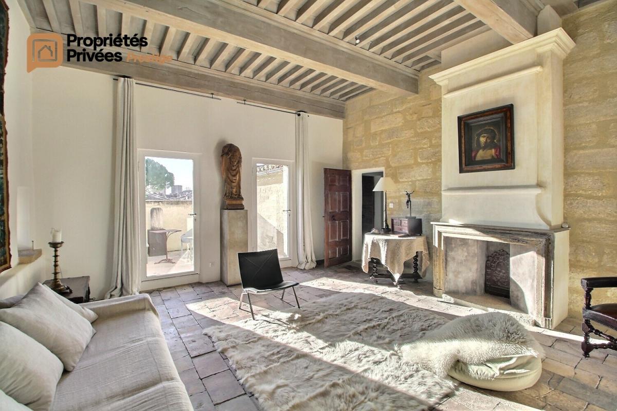UZES UZES Propriété d'exception en pierre au coeur d'Uzès, dans un écrin de verdure de 1800  m², offrant 423 m² habitables avec 6 chambres 4