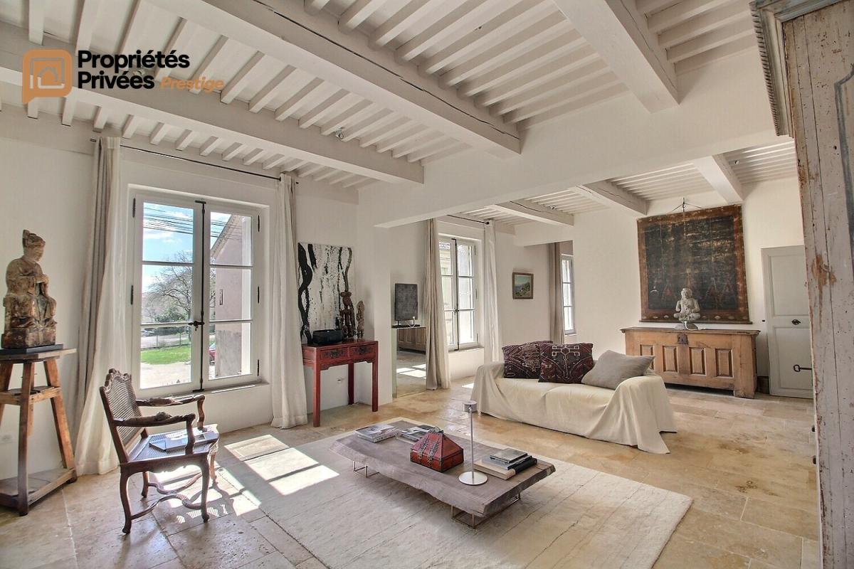 UZES UZES Propriété d'exception en pierre au coeur d'Uzès, dans un écrin de verdure de 1800  m², offrant 423 m² habitables avec 6 chambres 5