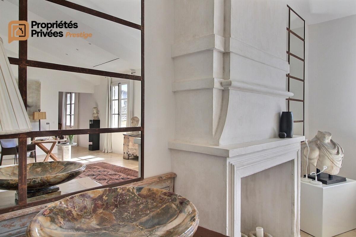 UZES UZES Propriété d'exception en pierre au coeur d'Uzès, dans un écrin de verdure de 1800  m², offrant 423 m² habitables avec 6 chambres 6